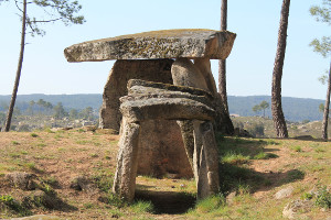 Anta do Penedo do Com - Esmolfe